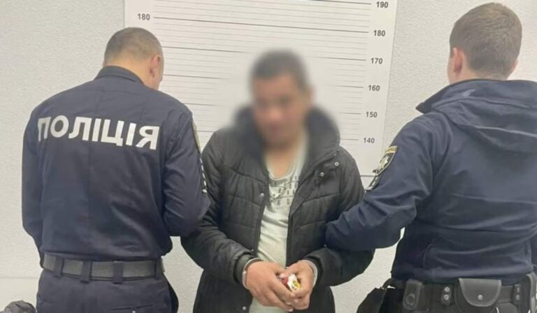 A megyei zenei és drámai színházra lőtt egy férfi Ungváron