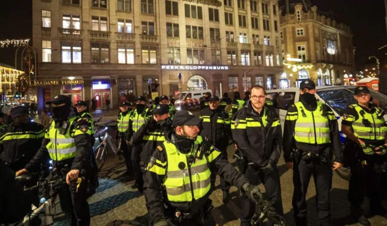 Robbanás történt egy amszterdami irodaház előtt