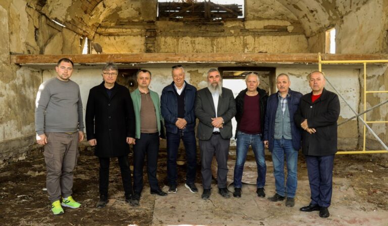 Megkezdődött a magyarkomjáti zsinagóga átszállításának első szakasza