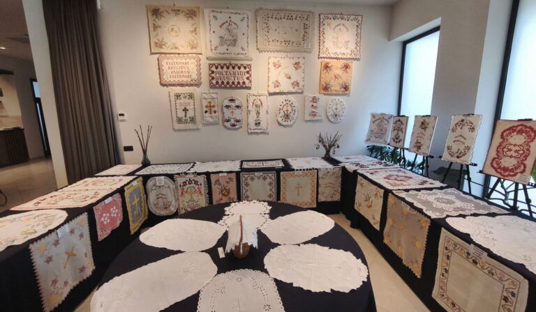 Pászkaterítő kiállítást és nagyböjti ételbemutatót tartottak az Ortutay-központban