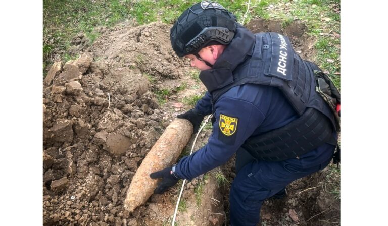 Tüzérségi lövedék került elő a föld alól Nevickén