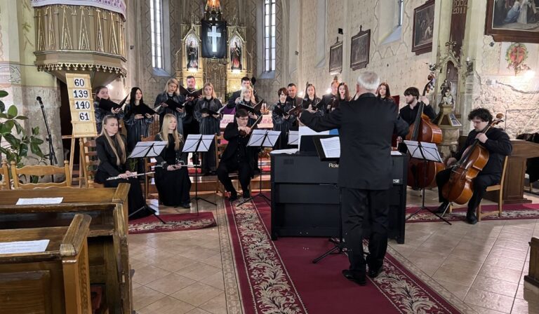 Bach-művek a Cantus kamarakórus előadásában Beregszászban