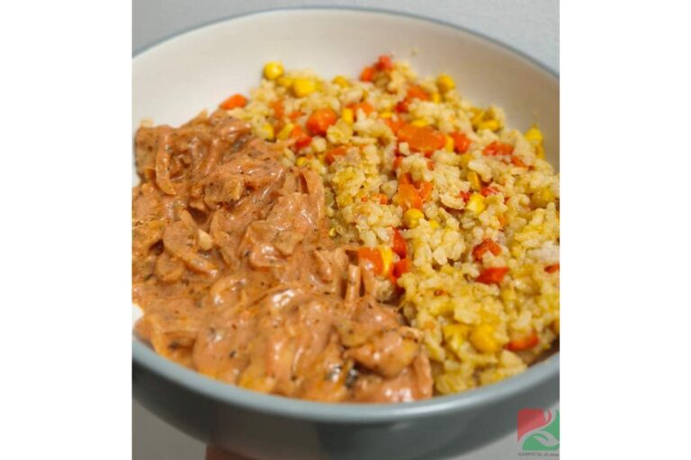 Krémes-paradicsomos csirke illatos zöldséges rizzsel