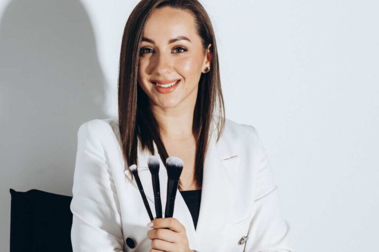 Mesterségem címere: szépségtanácsadó, szempilla- és szemöldökstylist, sminkes