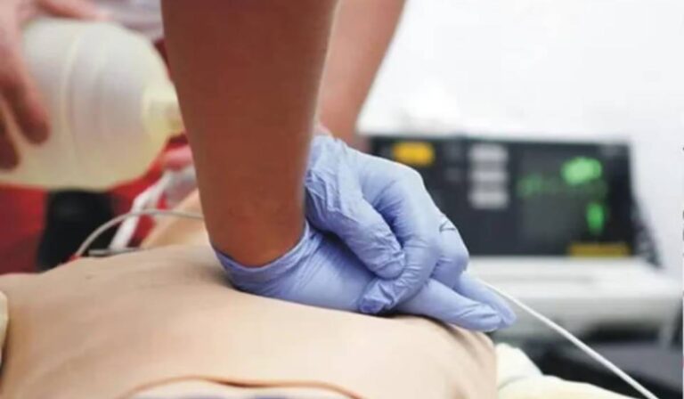 Csaknem 20 percig küzdöttek egy idős férfi életéért Ökörmezőn