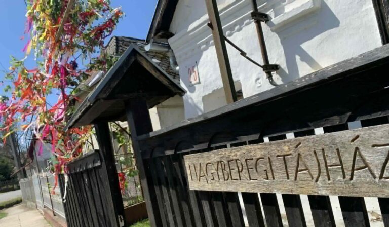 Májusfa-állítás a Nagyberegi Tájházban