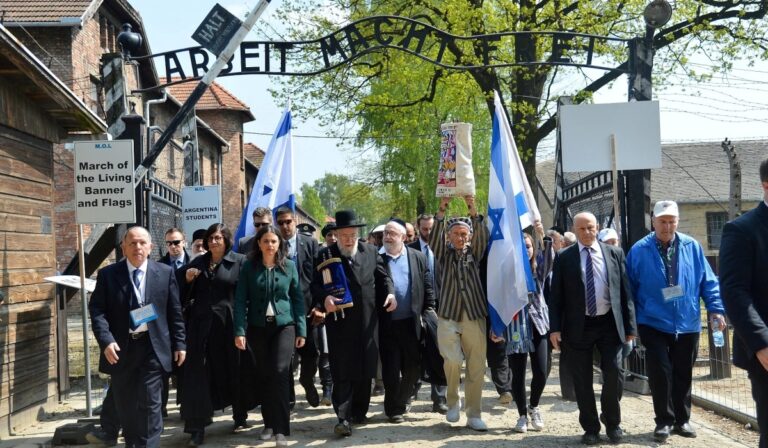 Több ezren vettek részt az idei élet menetén Auschwitzban