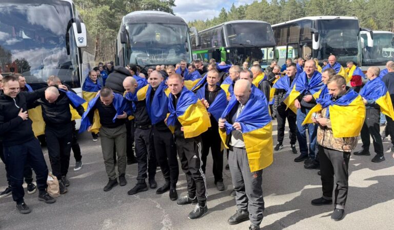 Zelenszkij: 193 ukrán katona tért haza az orosz fogságból