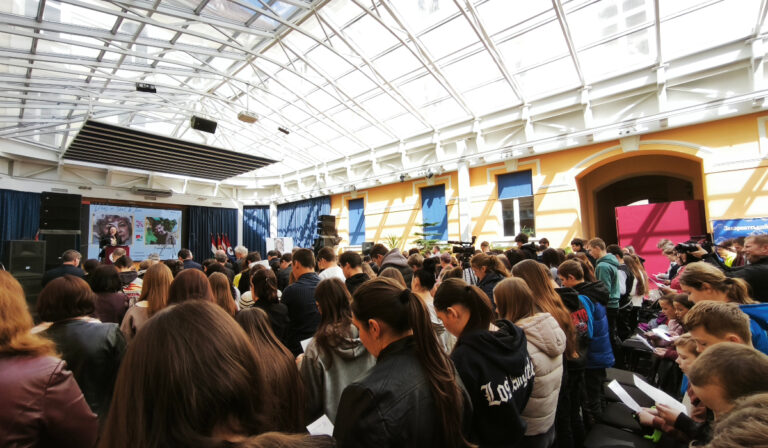 A vers megszólít: mintegy 500 diák szavalta Szalai Borbála versét Beregszászban