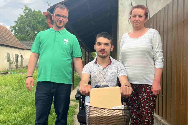 Elektromos mopedet kapott egy balazséri mozgássérült fiatal a Magyar Református Szeretetszolgálattól