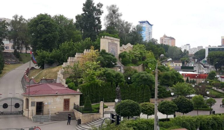 Az azeri nagykövetség és az albán nagykövet lakóháza is megsérült Kijevben