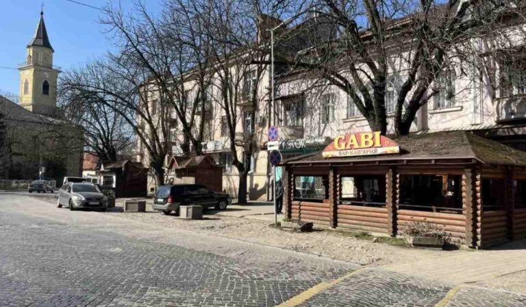 Ikonikus beregszászi üzletek és kávézók kerültek eladósorba