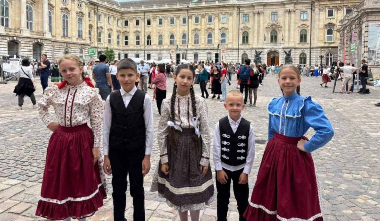 Guinness-világrekord részesei voltak a Salánki Laptarózsa citerásai