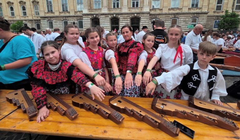 Világrekord részese volt a Tulipán Tanoda „Dobronyi Rózsák” citerazenekara
