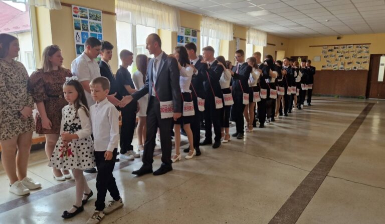 Elbúcsúztak iskolájuktól a Nagyberegi Dobrai Péter Középiskola végzősei