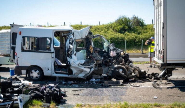Halálos baleset az M1-esen: ukrán kamion hátuljába csapódott egy kisbusz