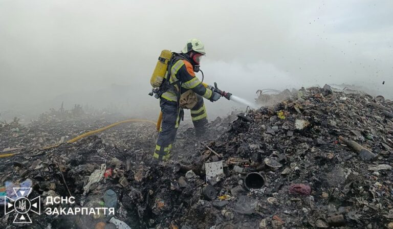 Továbbra is oltják a beregszászi hulladéklerakó tüzét