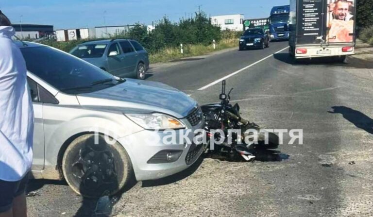 Motoros ütközött személyautóval Munkácson