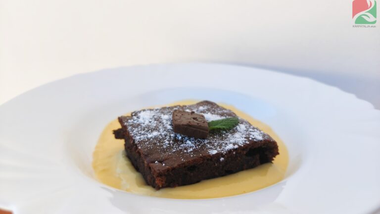 Banános-csokis brownie jellegű sütemény vaníliasodóval