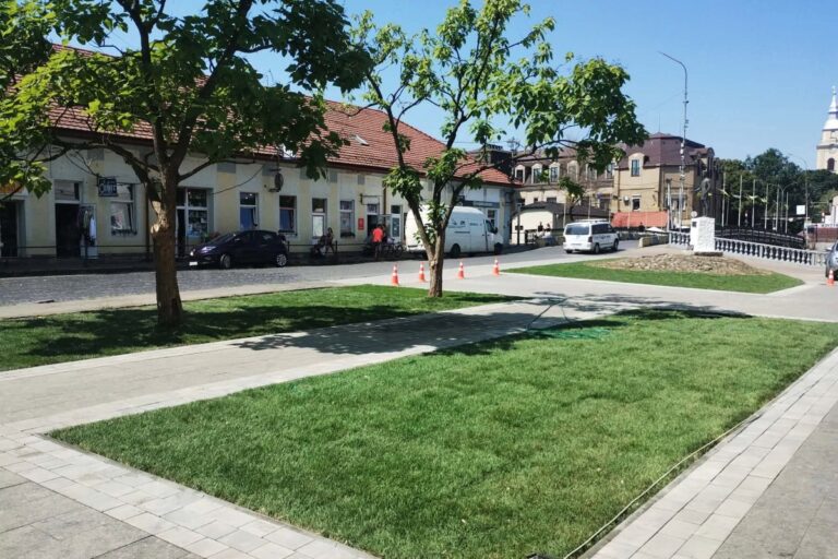 Lassan a végéhez közeledik a Petőfi Sándor-szobor környezetének felújítása Beregszászban