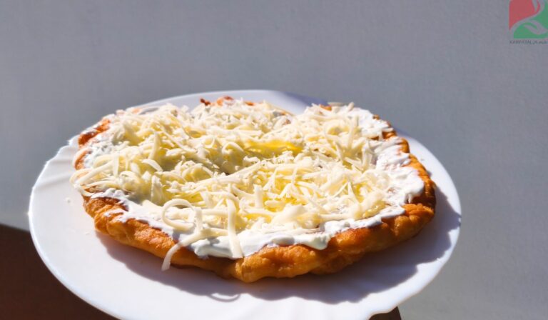 Házi sajtos-tejfölös lángos