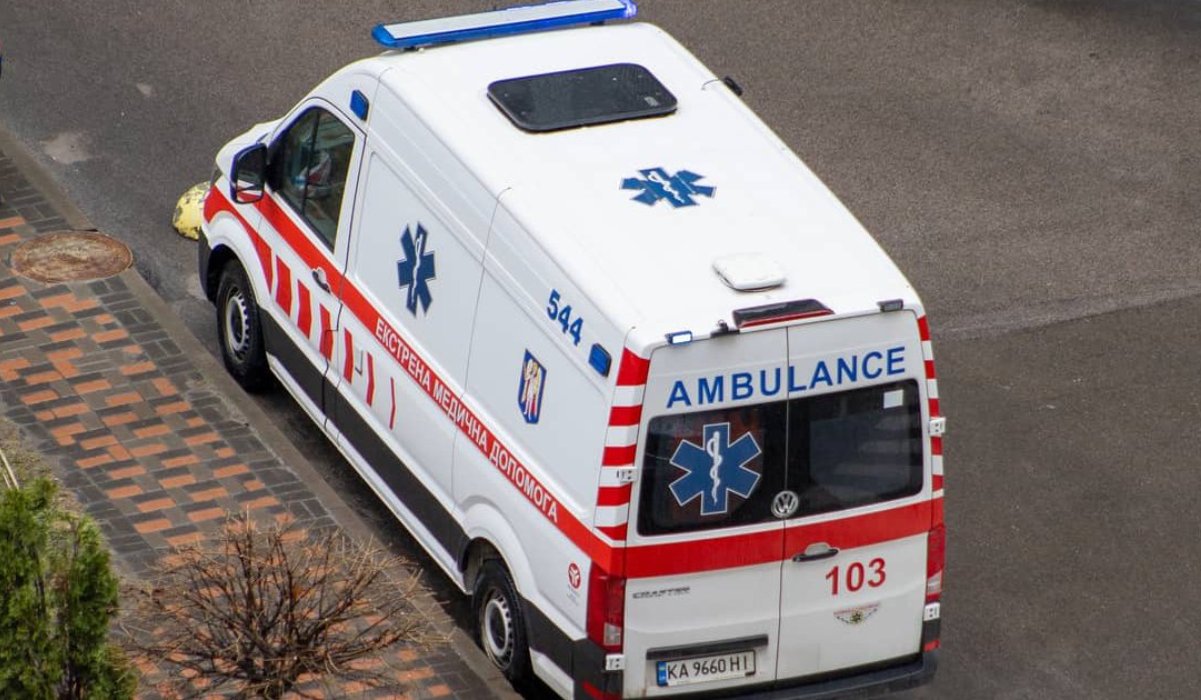 Súlyos esés Técsőn: Nő zuhant le harmadik emeleti erkélyről
