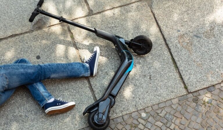 Elektromos rollerrel szenvedett balesetet két gyermek