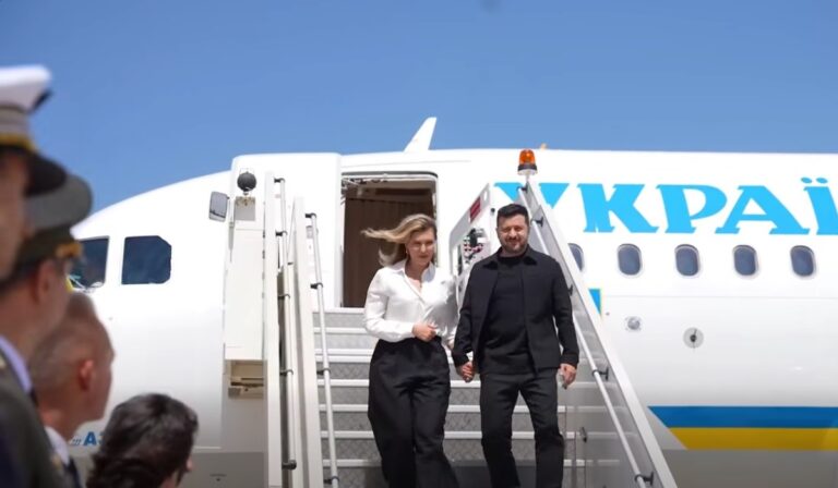 Párizsba érkezett Volodimir Zelenszkij