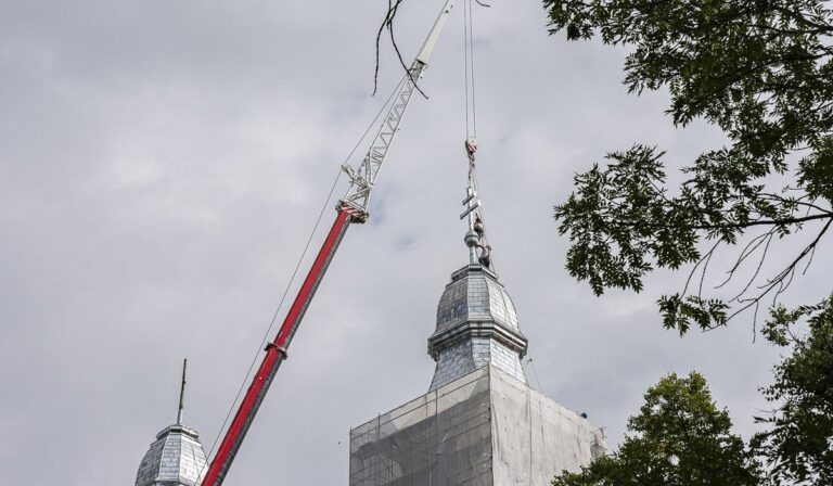Új időkapszulákat helyeztek el a csíksomlyói kegytemplom toronygombjaiban
