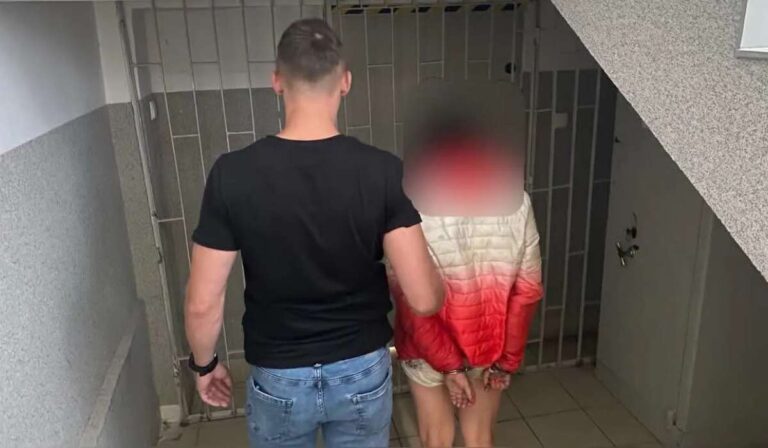 Részegen megharapott egy rendőrt egy ukrán nő Lengyelországban
