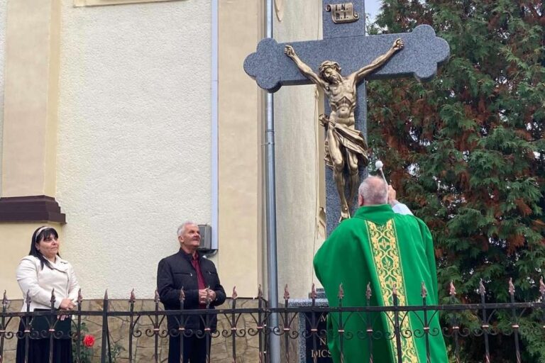 Új keresztet szenteltek a bulcsúi római katolikus templom udvarán